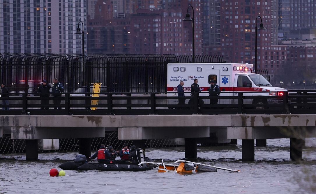 Equipos de emergencia entran al agua tras el accidente de un helicóptero en el río Hudson en Nueva York, Estados Unidos, el jueves 10 de abril de 2025. Foto: EFE