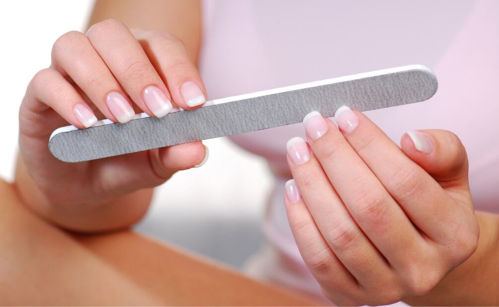 Las uñas acrílicas tienen mayor durabilidad y resistencia. Foto: Freepik