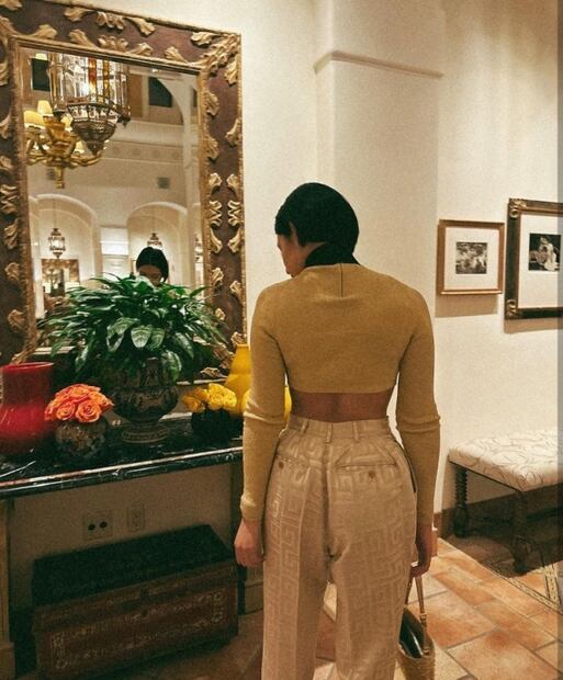 Ángela Aguilar en traje sastre y ombliguera da cátedra de estilo