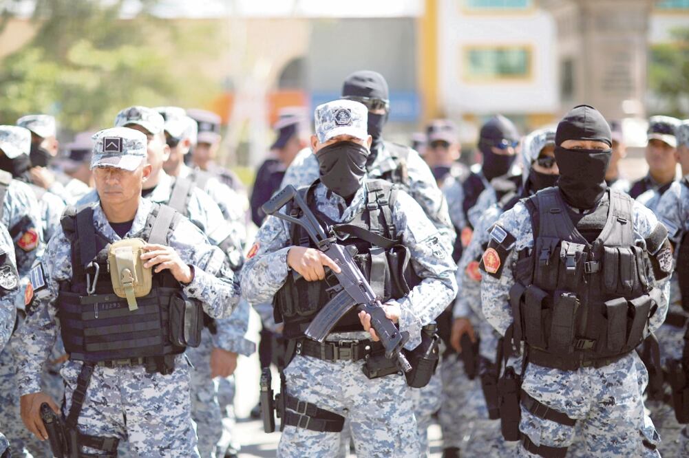 Policías salvadoreños se alistan para ser desplegados previo a la jornada electoral de este domingo en San Salvador. (JOSÉ CABEZAS. REUTERS)