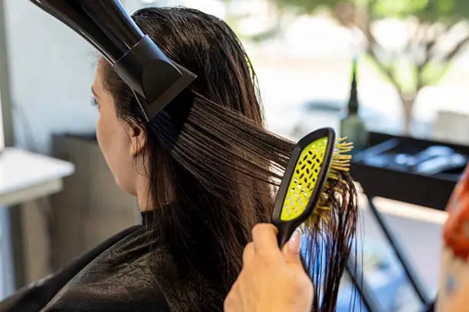 Seca tu cabello con un cepillo plano para un resultado completamente liso. Foto: Unsplash