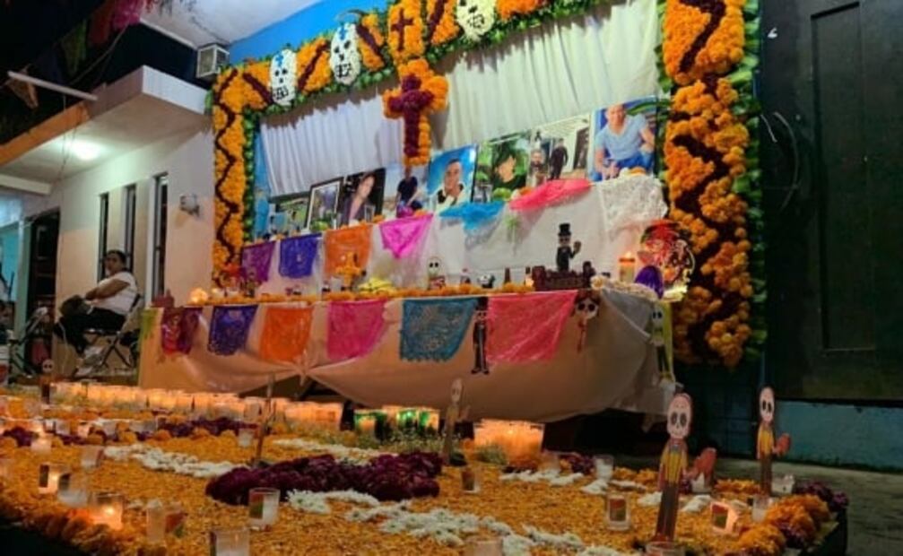 Colocan ofrenda para niños y jóvenes víctimas de masacre en Uruapan