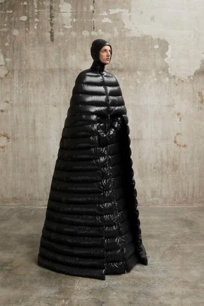 Ezra Miller lleva vestido de plumas a la alfombra roja ¿y cuál es el problema?