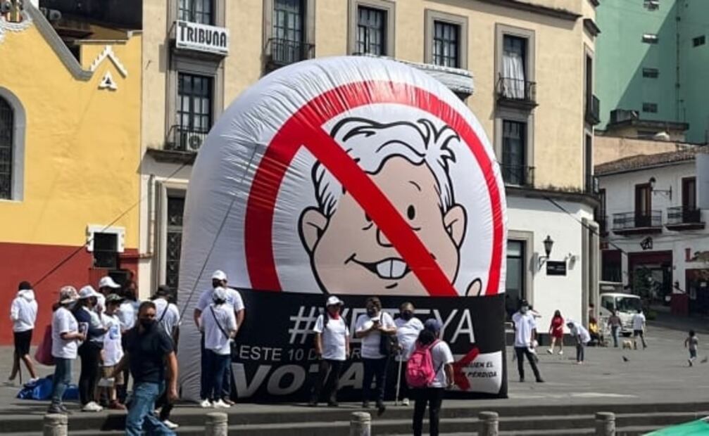 Con inflable, exigen revocación de AMLO frente a Palacio de Gobierno de Veracruz