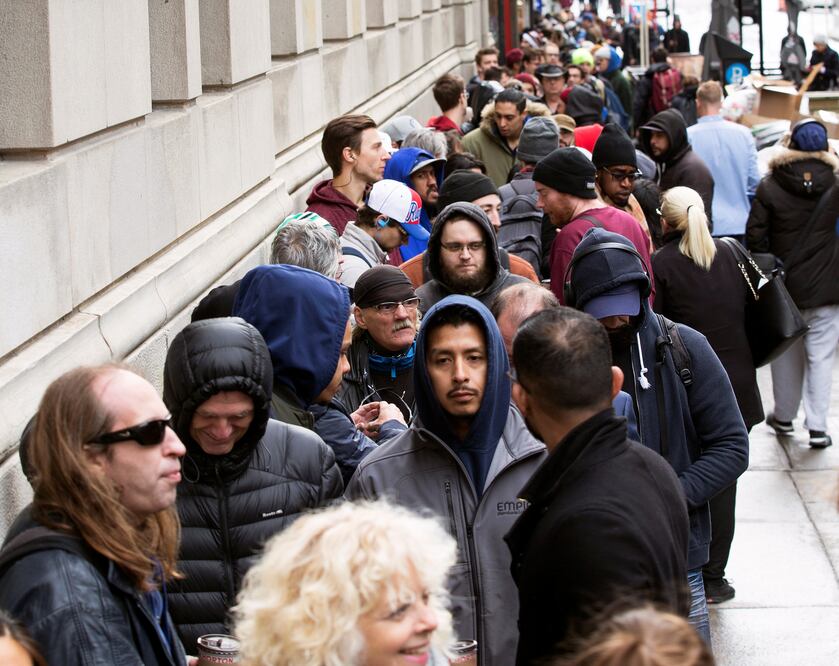 Personas hacen fila para comprar marihuana en Canadá  (Foto: Reuters)