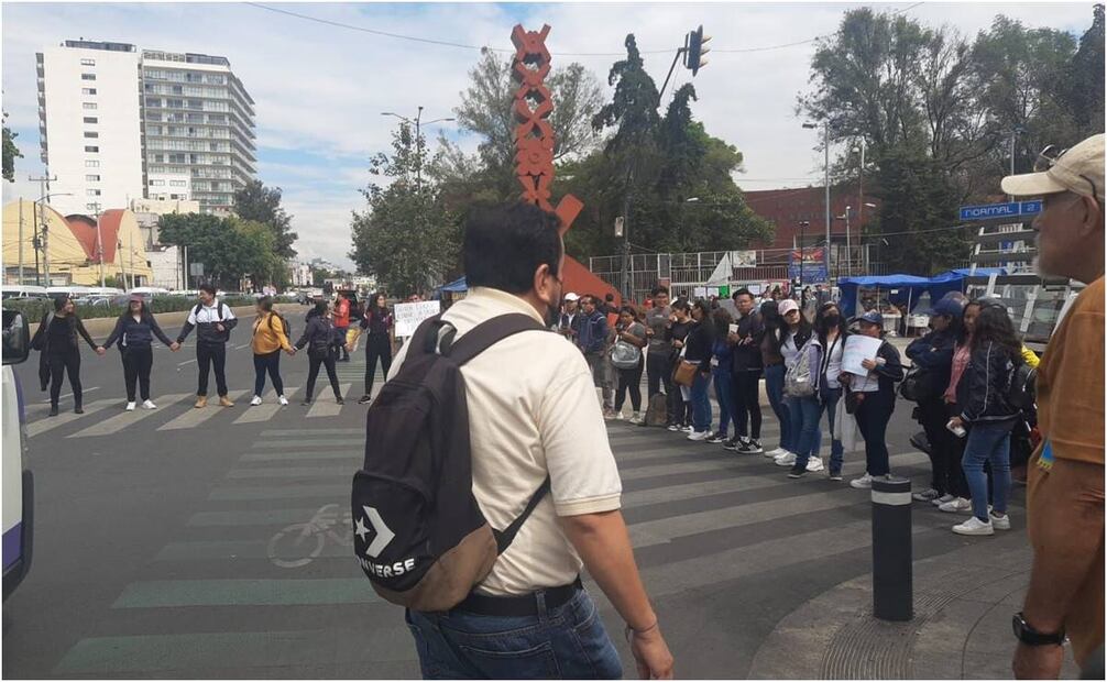 Maestros bloquean calzada México Tacuba. Foto: Especial
