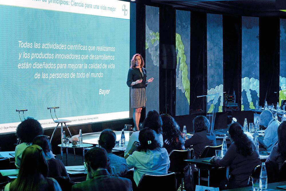 Laura González-Molero, presidenta de Bayer Pharmaceuticals Latinoamérica, en conferencia en Buenos Aires (CORTESÍA BAYER)