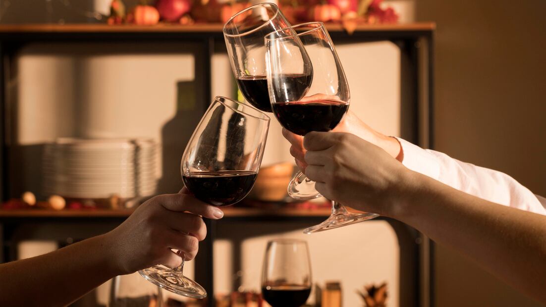 Una copa de vino antes de dormir podría alterar la calidad del sueño en lugar de mejorarlo. Foto: Freepik