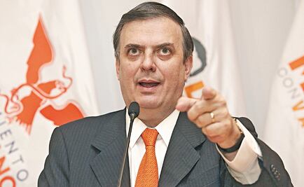 Marcelo Ebrard cae en broma sobre Mia Khalifa; borra el tuit