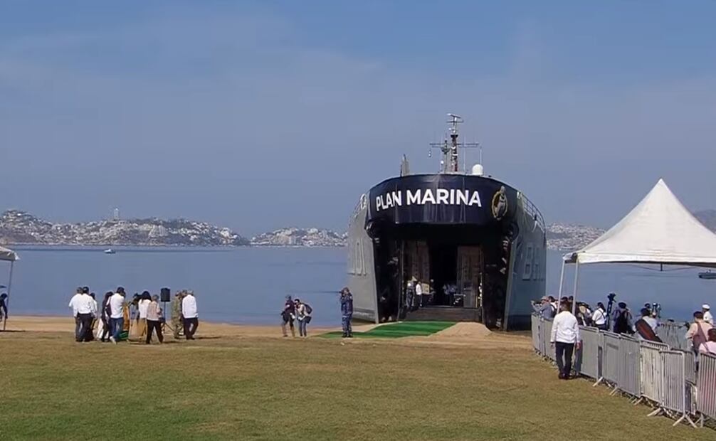 AMLO supervisa la descarga de enseres domésticos para las personas damnificadas por el huracán “Otis”. Foto: Especial