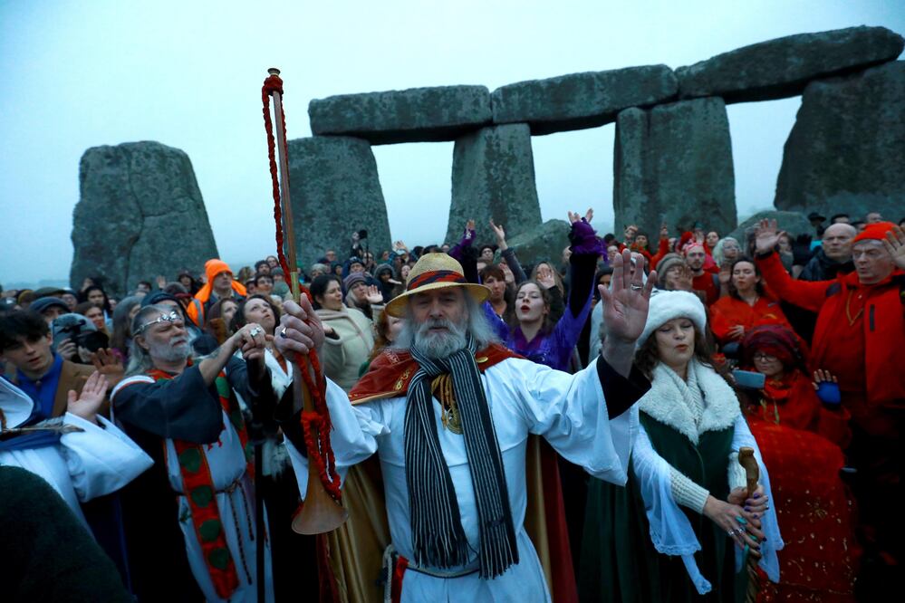 Miles de personas se congregaron hoy en el conjunto megalítico Stonehenge, al suroeste de Inglaterra, para dar la bienvenida al invierno y ver el primer amanecer después del solsticio, la noche más larga del año (Foto: EFE)