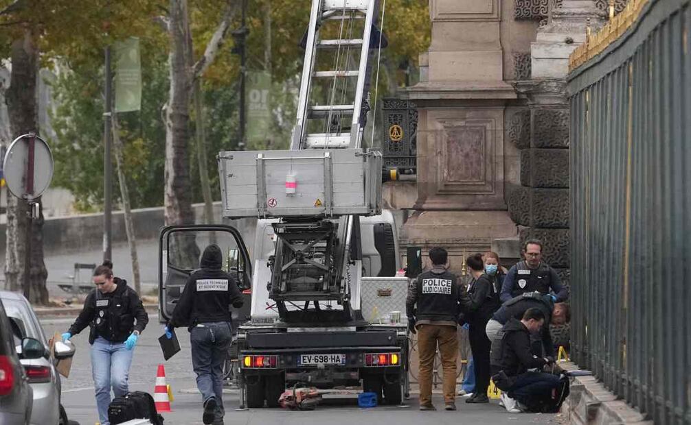 Agentes de policía buscan pistas junto a un elevador de cesta usado por ladrones el domingo 19 de octubre de 2025 en el Museo del Louvre de París. Foto: AP