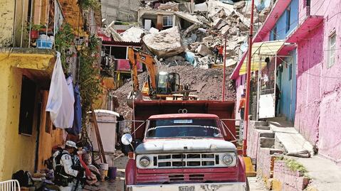 Dan 30 mil pesos a 42 familias tras deslave de cerro