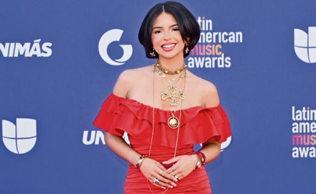 Ángela Aguilar lució sus hombros y varios accesorios, Foto: AP Y AFP