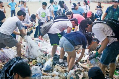Limpia y audita Greenpeace Playa Miramar, en Tamaulipas