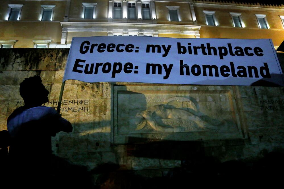 Una manifestante frente al Parlamento griego (AP)