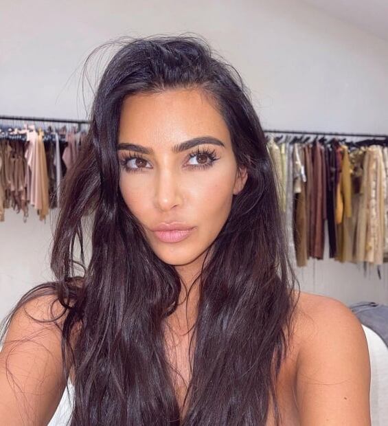 Kim Kardashian rompe el internet con su mini traje de baño