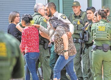 Familiares de víctimas de masacre en Uvalde demandan a la policía por "respuesta fallida" al tiroteo