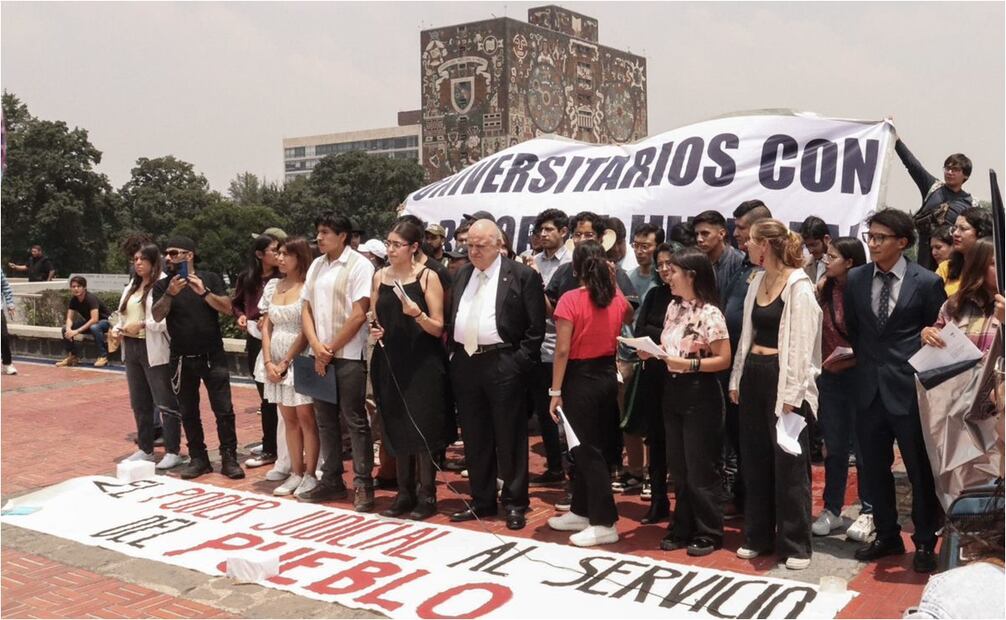 Estudiantes universitarios protestan a favor y en contra de la reforma judicial en la UNAM. Foto: Aldo Fernández/EL UNIVERSAL