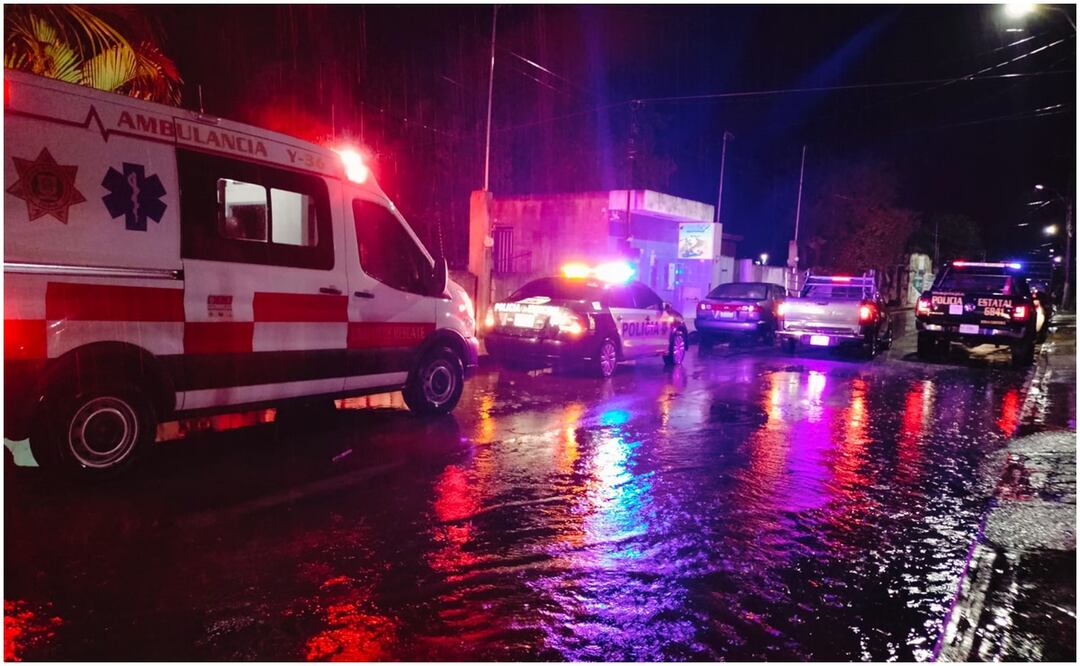 Hasta el lugar arribaron paramédicos para atender a los 4 lesionados de una familia, debido a la caída de un rayo en Motul, Yucatán (20/11/2024). Foto: Especial