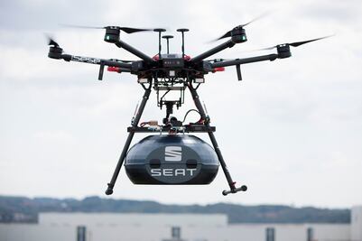 SEAT utiliza drones para trasladar piezas en su planta
