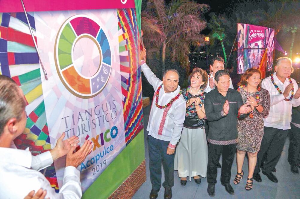 El gobernador guerrerense, Héctor Astudillo Flores, recibió de su homólogo de Sinaloa, Quirino Ordaz Coppel, la estafeta del Tianguis Turístico a celebrarse en Guerrero en 2019