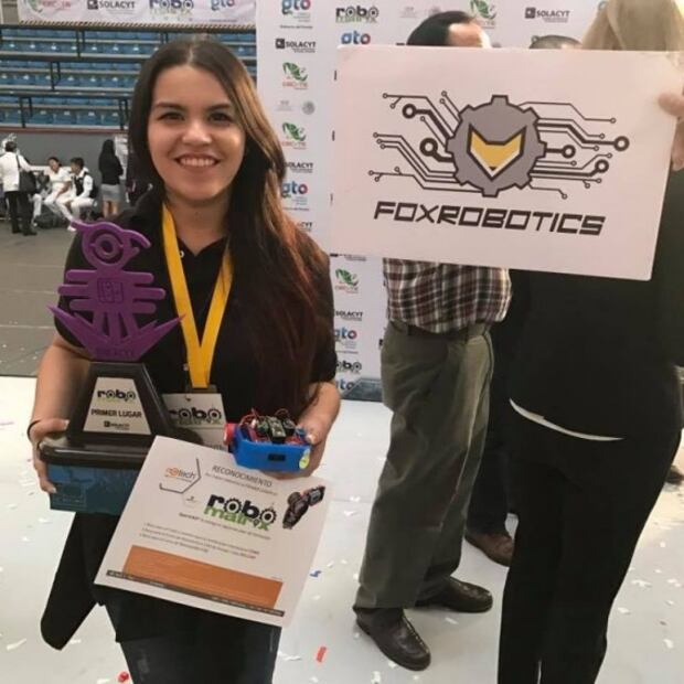 Joven mexicana entrena a niños para mundial de robótica en China