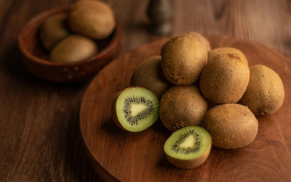 Fruta dulce, ligera y poderosa: el kiwi destaca por su aporte de vitamina C, folato y serotonina. Foto: Unsplash
