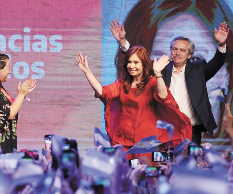 Alberto Fernández, quien será el nuevo presidente argentino, y su compañera de fórmula, Cristina Kirchner, con sus simpatizantes en Buenos Aires. Foto/AGUSTÍN MARCARIAN. REUTERS
