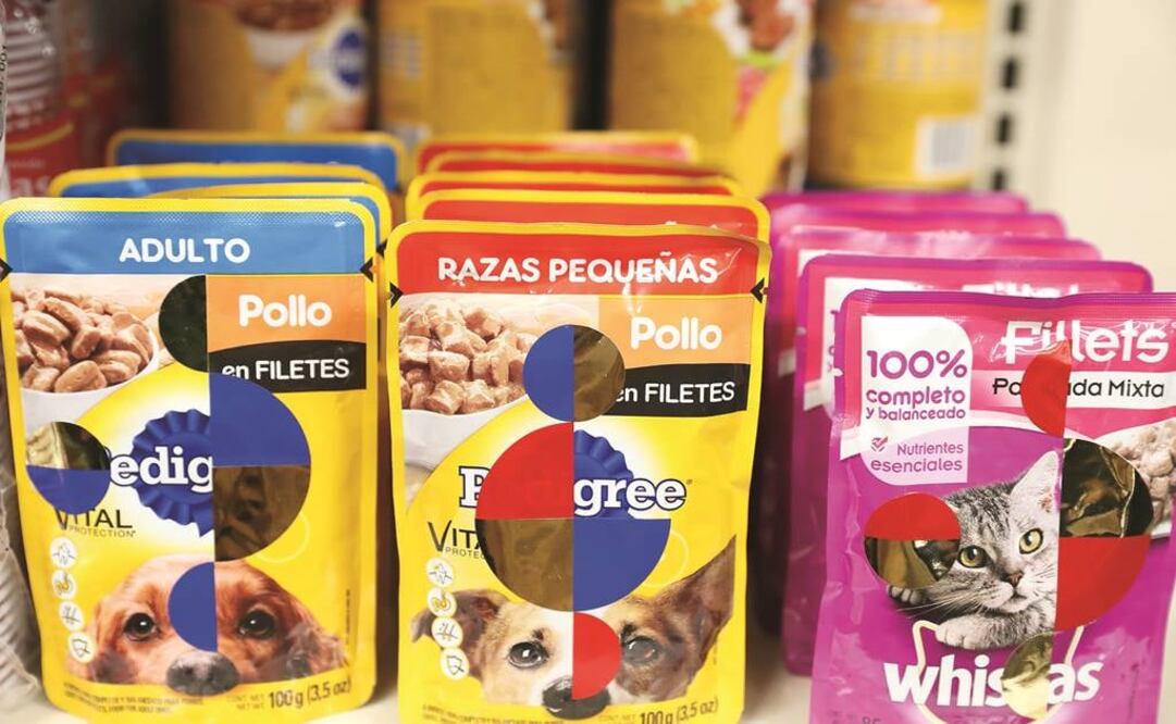 La tarde de hoy será la última que el "Oroxxo", del artista mexicano Gabriel Orozco, esté abierto. A diferencia de otras de sus obras, en esta el artista incluyó papas, alimento para mascotas, galletas, condones, servilletas y demás artículos que podrían comprarse en una tienda de conveniencia. FOTO: Berenice Fregoso/EL UNIVERSAL.