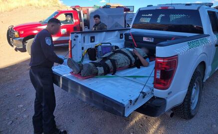 Patrulla Fronteriza rescata a mujer tras ser arrojada desde muro fronterizo; decomisa 42 rifles que buscaban entrar a México