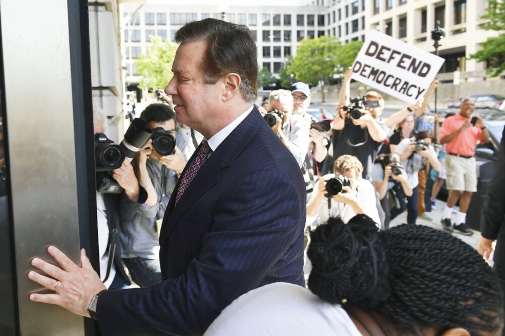 Paul Manafort, a su llegada para la audiencia de ayer en Washington, donde se le informó que le fue revocado el arresto domiciliario (MANDEL NGAN. AFP)