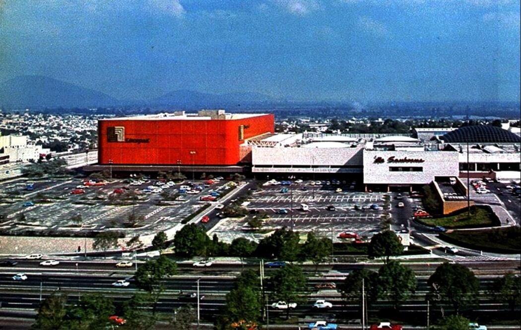 Así se veía el centro comercial Plaza Satélite a finales de los años setenta, con el Anillo Periférico en primer plano. Este conjunto fue un proyecto del arquitecto Juan Sordo Madaleno. Col. Villasana-Torres