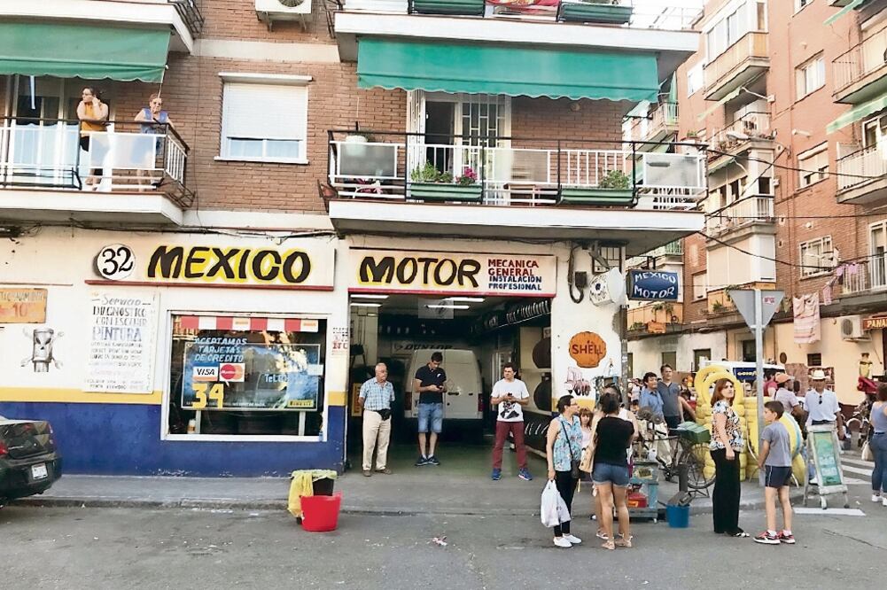 Un típico taller mecánico chilango, pero en Madrid. (TWITTER)