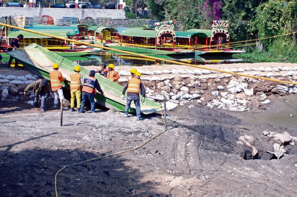 La intervención de la grieta inició con una serie de trabajos preliminares de limpieza y preparación del suelo para posteriormente tapar la oquedad, informaron las autoridades de la delegación Xochimilco. (JENNIFER NAVA. EL UNIVERSAL)