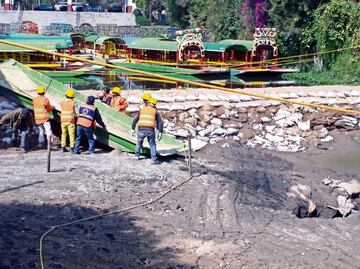 Inician trabajos para reparar grieta en canal de Xochimilco