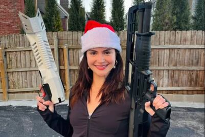 VIDEO: Colombiana que busca escaño en Texas llama a “ejecución pública” de migrantes; dispara contra maniquí como muestra