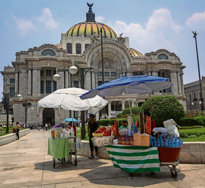 En fines de semana, los puestos se han extendido hasta el Eje Central Lázaro Cárdenas. Foto: Luis Camacho | El Universal