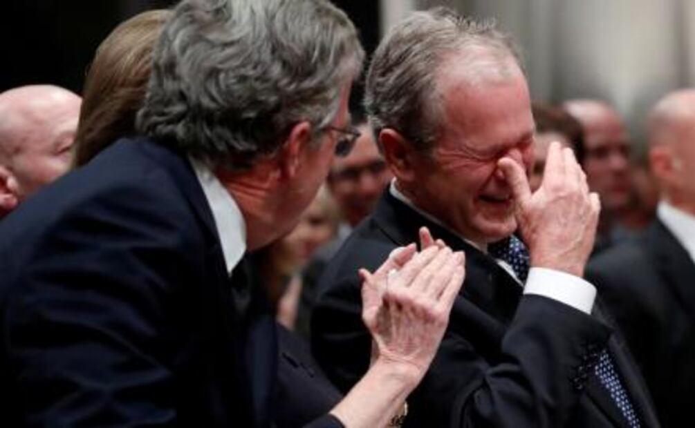 George W. Bush llora durante discurso en funeral de su padre en Washington