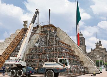 Desmontan réplica de la pirámide de Kukulcán en Zócalo