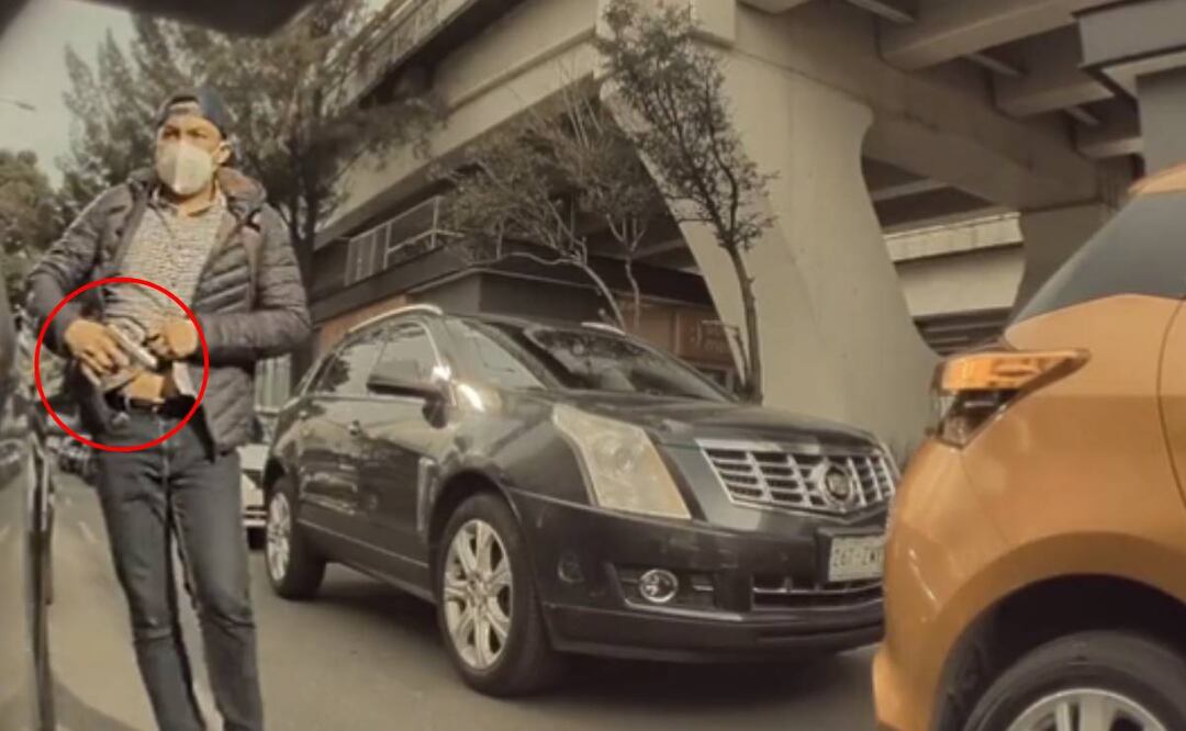 foto: Especial/el Universal/El criminal saca su arma para amagar a un conductor