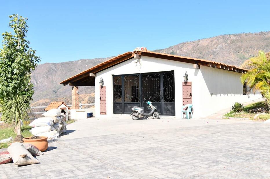Al interior de los inmuebles cuentan con piscinas, lagos artificiales con muelles, islotes, canchas de tenis, así como sistemas de riego. Foto: Especial