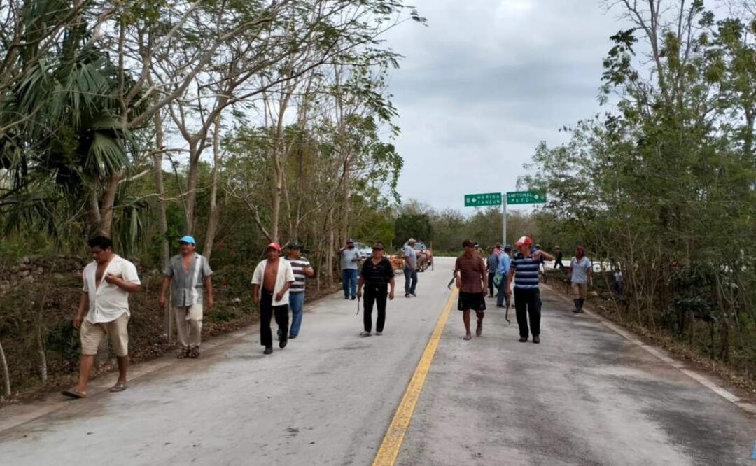 Un grupo de ejidatarios detienen las obras de construcción que se realizan en la zona arqueológica de Mayapán en Yucatán (25/02/2025). Foto: Especial