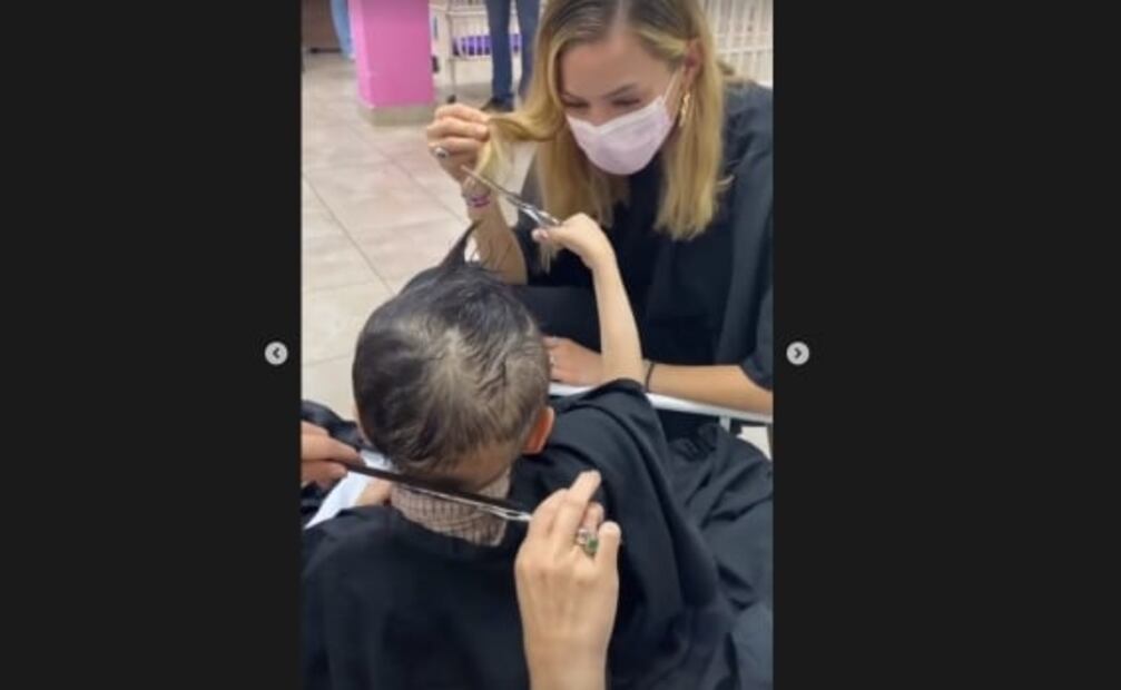 Mariana Rodríguez se corta el cabello como muestra de solidaridad hacia niño con cáncer 