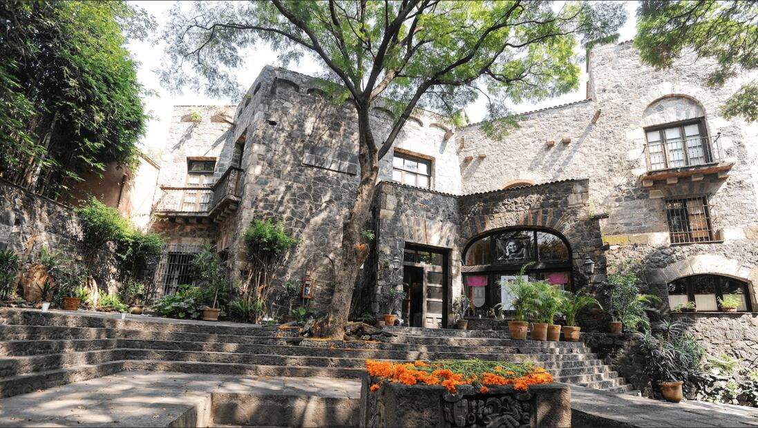 La casa fortaleza del Indio Fernández celebra su 39º aniversario junto a su impresionante ofrenda 

Foto: Somos MXC