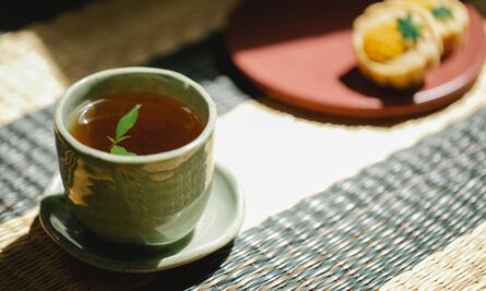 La antigua hierba que crece al alcance de tu mano y cura la indigestión