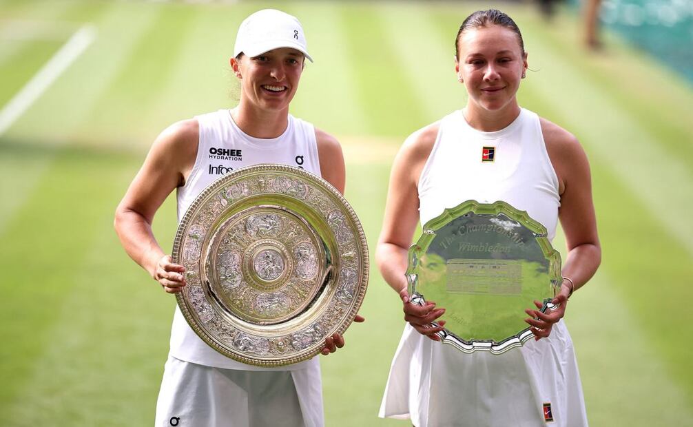 La polaca Iga Swiatek (izq.) sostiene el trofeo de ganadora, el Venus Rosewater Dish, y la jugadora estadounidense Amanda Anisimova sostiene el trofeo de subcampeona mientras posan al final de su partido final de tenis individual femenino en el decimotercer día del Campeonato de Wimbledon 2025 en el All England Lawn Tennis and Croquet Club en Wimbledon, al suroeste de Londres, el 12 de julio de 2025. Foto:AFP