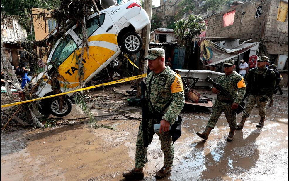 Elementos del Ejército mexicano caminan entre vehículos arrastrados por las inundaciones registradas en Zapopan, Jalisco, México, el 16 de julio de 2025. Foto: AFP