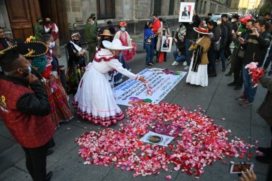 Simpatizantes cantan “Las Mañanitas” a AMLO en su cumpleaños 67