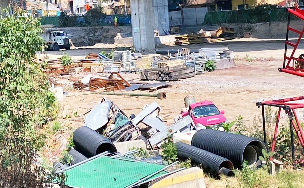 Continúa maquinaria y escombros en zonas siniestradas del Tren México-Toluca tras desplomarse lanzadora de dovelas. Foto: Juan Carlos Williams